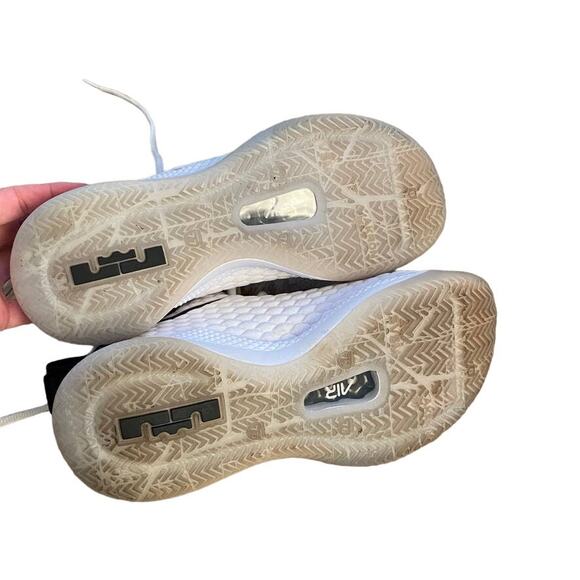 Nike Men's Lebron Witness 3 Basketball Shoes 8 BQ9819-100 - Picture 6 of 6